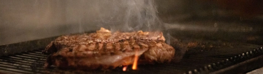 Image d'une cuisson de viande dans le resto au grill